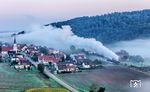 Durch den Nebel des Wörnitztals in Hoppingen dampfen 50 4073 und 52 8168 mit einem leeren Holzzug Richtung Donauwörth. (18.09.2024) <i>Foto: Joachim Schmidt</i>