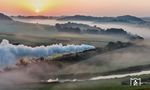 Morgennebel wabern über das Tal der Wörnitz bei Hoppingen. Für zusätzliche Stimmung sorgen 50 4073 und 52 8168. (18.09.2024) <i>Foto: Joachim Schmidt</i>