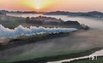 50 4073 und 52 8168 sorgen für eine mystische Stimmung im Sonnenaufgang an Wörnitz bei Hoppingen. (18.09.2024) <i>Foto: Joachim Schmidt</i>