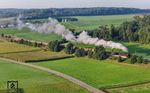 Wörnitzstein ist heute ein Stadtteil der Kreisstadt Donauwörth. Bereits 1214 wurde der Ort urkundlich erwähnt. Die Eisenbahn erschien hier erst 663 Jahre später. Nach weiteren 147 Jahren legte 042 018 einen fulminanten Auftritt bei Wörnitzstein hin.  (18.09.2024) <i>Foto: Joachim Schmidt</i>