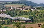 042 018 müht sich mit einem Holzzug auf der Steigung bei Harburg (Schwaben) ab. (18.09.2024) <i>Foto: Joachim Schmidt</i>