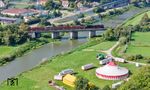 50 4073 überquert die Wörnitz in Harburg (Schwaben). Am Flußufer gastiert gerade der Zirkus Renz. (18.09.2024) <i>Foto: Joachim Schmidt</i>