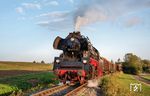 Im schönsten Abendlicht zeigt sich 50 4073 mit einem Holzzug bei Fremdingen. (18.09.2024) <i>Foto: Joachim Schmidt</i>