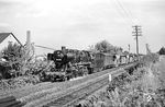 50 2296 (Bw Limburg/Lahn) hat mit ihrem Güterzug soeben das Einfahrsignal von Hofheim (Taunus) passiert. Hinter dem Güterzugbegleitwagen Pwgs-54 folgen abwechselnd vierachsige Schotterwagen und Erzwagen OOtz44. (02.06.1962) <i>Foto: Karl-Ernst Maedel</i>