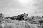 39 162 vom Bw Limburg (Lahn) ist mit E 2412 von Koblenz nach Frankfurt/M bei Hofheim (Taunus) unterwegs. (02.06.1962) <i>Foto: Karl-Ernst Maedel</i>