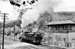 93 1240 am südlichen Wärterstellwerk "Ls" des Bahnhofs Lorsbach. Zum Aufnahmezeitpunkt wurde die Lok gerade vom Bw Frankfurt/M Ost nach Limburg (Lahn) umstationiert. Das Wärterstellwerk ging 1973 außer Betrieb, da war die preußische T 14¹ schon 9 Jahre ausgemustert. (02.06.1962) <i>Foto: Karl-Ernst Maedel</i>