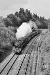 39 232 (Bw Limburg/Lahn) fährt mit E 2424 nach Frankfurt/M durch den Haltepunkt Niederseelbach. Der Haltepunkt wurde 1971 aufgelassen. (08.1963) <i>Foto: Karl-Ernst Maedel</i>