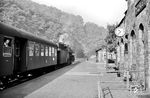 Eine Limburger 39er wartet vor N 2439 nach Limburg (Lahn) auf die Abfahrt im Bahnhof Eppstein. Im Hintergrund folgt der 200 m lange Eppsteiner Tunnel. (10.1961) <i>Foto: Karl-Ernst Maedel</i>