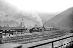 Eine Frankfurter Wendezug-P 8 schiebt den N 4452 (Niedernhausen/Ts - Frankfurt/M Hbf) aus dem Bahnhof Eppstein. (10.1961) <i>Foto: Karl-Ernst Maedel</i>