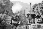 39 048 (Bw Limburg/Lahn) dampft mit N 2450 nach Frankfurt/M Hbf am Wärterstellwerk "Es" in der südlichen Bahnhofsausfahrt von Eppstein vorbei. (10.1961) <i>Foto: Karl-Ernst Maedel</i>