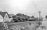 Die wendezugfähige 38 2131 vom Bw Limburg/Lahn verlässt mit N 2441 nach Limburg (Lahn) den Bahnhof Hofheim (Taunus).  (10.1961) <i>Foto: Karl-Ernst Maedel</i>