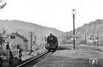 Die Limburger 39 221 fährt mit E 2424 nach Frankfurt/M Hbf in Lorsbach (Ts) ein. (10.1961) <i>Foto: Karl-Ernst Maedel</i>