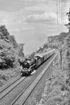 39 048 mit N 2449 (Frankfurt/M Hbf - Limburg/Lahn) zwischen Lorsbach und Eppstein. (10.1961) <i>Foto: Karl-Ernst Maedel</i>