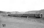 Ab Mai 1963 übernahmen die V100.20 vom Bw Frankfurt/M-Griesheim einige der P8-Wendezugleistungen des Bw Frankfurt/M. 1. Der hier bei Niederbrechen vorbeifahrende "Heckeneilzug" E 798 (Köln - Limburg - Frankfurt/M) war zuvor allerdings eine Leistung der Griesheimer V 80. Der dampfbespannte Wendezugbetrieb endete endgültig zum Sommerfahrplan 1964. 1971 wurde die Strecke bis Niedernhausen elektrifiziert, 1986 dann die restliche Strecke bis Limburg (Lahn). (03.1964) <i>Foto: Karl-Ernst Maedel</i>