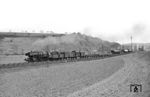 Eine nicht identifizierte Limburger 50er mit einem Güterzug nördlich von Niederbrechen auf dem Weg nach Limburg (Lahn). (03.1964) <i>Foto: Karl-Ernst Maedel</i>