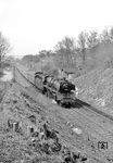 03 245 vom Bw Trier mit dem "Westerländer" E 575 (Trier - Westerland/Sylt) kurz vor Einfahrt in den 494 m langen Ennericher Tunnel östlich von Eschhofen auf der Lahntalbahn. Seit Dezember 1963 war Karl-Ernst Maedel auch motorisiert unterwegs. Links steht sein Opel Rekord P1 (Baujahr 1959) samt wartender Ehefrau. (03.1964) <i>Foto: Karl-Ernst Maedel</i>