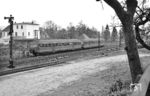 Die "Limburger Zigarre" ETA 176 005 mit Steuerwagen ESA 176 im Bahnhof Eschhofen. Der Akku-Triebwagen war während seiner gesamten Einsatzzeit vom 14.02.1954 bis 14.09.1982 in Limburg (Lahn) stationiert. (03.1964) <i>Foto: Karl-Ernst Maedel</i>