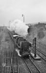 50 382 vom Bw Frankfurt/M-2 verlässt mit E 2407 nach Limburg (Lahn) den Bahnhof Niedernhausen. Hinter der Lok ist ein italienischer Ghms-Spitzdachwagen eingestellt. (04.1964) <i>Foto: Karl-Ernst Maedel</i>