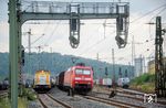 In Würzburg-Zell überholt 152 047 mit einem Güterzug die V 150.03 der Schienen Güter Logistik (SGL), die ehemalige DR 110 963. (17.09.2024) <i>Foto: Joachim Schmidt</i>