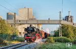 052 273 fährt mit einem Fotogüterzug am Zementwerk in Harburg (Schwaben) vorbei. Am Zugschluss dampft 50 4073. (19.09.2024) <i>Foto: Joachim Schmidt</i>