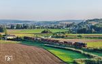 Der Fotogüterzug rollt mit Zuglok 052 273 und Schlusslok 50 4073 an der Wörnitz bei Wörnitzstein vorbei. Auf dem gegenüberliegenden Berg thront die Kalvarienbergkapelle aus dem Jahr 1750. (19.09.2024) <i>Foto: Joachim Schmidt</i>