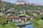 Die Harburg an der Romantischen Straße zählt zu den größten, ältesten und am besten erhaltenen Burganlagen Süddeutschlands und thront über der gleichnamigen Stadt Harburg an der Wörnitz. Die Geschichte der Harburg reicht nachweislich zurück bis in das Jahr 1150. Schon immer war sie auch ein beliebtes Motiv bei den Eisenbahnfotografen. Bereits 1936 schaffte es ein Motiv auch in den legendären Reichsbahnkalender (vgl. Bild-Nr. 54688). Die moderne Drohnentechnik kann neue Perspektiven eröffnen wie mit 052 273 vor einem leeren Rübenzug. (19.09.2024) <i>Foto: Joachim Schmidt</i>