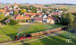 50 4073 passiert die Gemeinde Fremdingen am Nordrand des Nördlinger Rieses etwa 14 km von Nördlingen entfernt. Überragt wird die Szene von der denkmalgeschützten römisch-katholische Pfarrkirche St. Gallus aus dem Jahr 1907. (19.09.2024) <i>Foto: Joachim Schmidt</i>