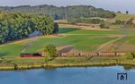 An einem Fischteich der Mauch bei Fremdingen zeigt sich 50 4073 mit einem Holzzug nach Wilburgstetten im schönsten Abendlicht. (19.09.2024) <i>Foto: Joachim Schmidt</i>