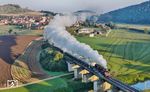 50 4073 fährt mit einem Bitumen-Kesselwagenzug über die Wörnitz bei Hoppingen. (20.09.2024) <i>Foto: Joachim Schmidt</i>