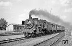 Mit dem E 4686 nach Freudenstadt erreicht 038 259 (38 2259 vom Bw Tübingen) den Bahnhof Hochdorf (b.Horb). (13.08.1969) <i>Foto: Wolfgang Bügel</i>