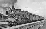 Kurzer Halt für 038 259 vor dem E 4686 (Böblingen - Freudenstadt) im Bahnhof Hochdorf (b. Horb). (13.08.1969) <i>Foto: Wolfgang Bügel</i>