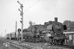 Nach einem kurzen Halt am Einfahrsignal zum Bahnhof Tübingen Hbf bekommt 038 958 (38 3958) vor P 3971 Einfahrt mit Signalstellung Hp 2. (14.08.1969) <i>Foto: Wolfgang Bügel</i>