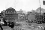 Im Bw Tübingen warten 078 453 und 038 509 (38 3509), die hier typischerweise immer mit der Rauchkammer zum Schuppen standen. (14.08.1969) <i>Foto: Wolfgang Bügel</i>