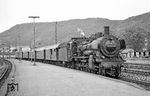 Der lichtmäßig etwas schwierige P 3941 nach Rottweil wurde wiederum bei der Einfahrt in den Bahnhof Horb fotografiert, diesmal mit 038 650 (38 3650) als Zuglok. (14.08.1969) <i>Foto: Wolfgang Bügel</i>