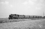 064 231 vom Bw Heilbronn mit dem P 4760 (Heilbronn - Eppingen) bei Großgartach. Im Zuge der Gebietsreform vom 1. Januar 1970 wurde aus dem Zusammenschluss der Gemeinden Großgartach und Schluchtern der Ort Leingarten. (15.08.1969) <i>Foto: Wolfgang Bügel</i>