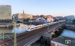 412 005 (Tz 9005) als ICE 595 nach München Hbf auf der Oberhafenbrücke in Hamburg. (21.09.2024) <i>Foto: Joachim Schmidt</i>