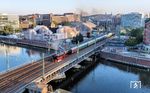 Die Oberhafenbrücke ist eine kombinierte Eisenbahn- und Straßenbrücke in Hamburg. Die untere Ebene ist dem Straßenverkehr vorbehalten, auf der oberen Ebene wird auf vier Gleisen der gesamte elbüberquerende Eisenbahnverkehr (mit Ausnahme der S-Bahn) zwischen dem Hamburger Hauptbahnhof und dem Bahnhof Hamburg-Harburg geführt. Die Brücke wurde ab Mai 1902 als Fachwerkbrücke errichtet und im Mai 1904 fertiggestellt. Sie überspannt den Oberhafen, eine Verbindung zwischen der Norderelbe kurz hinter Rothenburgsort und dem Zollkanal. 2007 erfolgte ein Austausch durch eine Neukonstruktion. 01 1104 fährt mit Sonderzug DPE 90197 von Neumünster nach Goslar über die Brücke. (21.09.2024) <i>Foto: Joachim Schmidt</i>