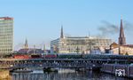 Im ersten Morgenlicht fährt 01 1104 vor der Kulisse von Rathausturm und den Kirchen St. Petri und St. Jacobi über die Hamburger Oberhafenbrücke. (21.09.2024) <i>Foto: Atijana Schmidt</i>