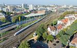 Ein 402 verlässt den Bremer Hauptbahnhof. Der ICE 2 ist die zweite Serie von Intercity-Express-Triebzügen der DB. Ein ICE-2-Triebzug wird planmäßig aus einem Triebkopf der Baureihe 402, sechs Mittelwagen der Baureihen 805, 806 und 807 sowie einem Steuerwagen der Baureihe 808 gebildet. Alle ICE-2-Züge sollen bis 2027 ausgemustert werden. (21.09.2024) <i>Foto: Joachim Schmidt</i>