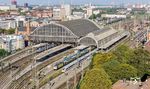 In Bremen Hbf ist der verspätete ICE 1918 nach Kiel eingefahren. Daneben steht der RE 4 (RE 82016) von Metronom nach Hamburg Hbf. Auf den neun Bahnsteiggleisen verkehren pro Tag im Durchschnitt 80 Fern- und 450 Nahverkehrszüge.  (21.09.2024) <i>Foto: Joachim Schmidt</i>