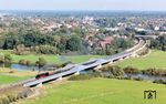 01 1104 mit DPE 90197 auf der Allerbrücke bei Verden. Die Brücke entstand 2016 als zweigleisige Stahlbrücke, die südlich des Bahnhofs Verden die Aller mitsamt dem angrenzenden Überschwemmungsgebiet überspannt. Sie ist der Ersatz für eine nach dem Zweiten Weltkrieg wiederaufgebaute Brücke, deren Stahlträger nicht mehr sanierungsfähig waren. (21.09.2024) <i>Foto: Joachim Schmidt</i>