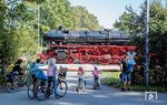 In Braunschweig verließ 01 1104 den Sonderzug, der mit V 160 002 nach Goslar weiterfuhr. Bevor 01 1104 im Lokpark (Verein Braunschweiger Verkehrsfreunde) untergestellt wurde, absolvierte sie noch eine Drehfahrt Braunschweig Hbf - Gliesmarode - Braunschweig Rbf - Lokpark. In Gliesmarode fährt sie an den staunenden Passanten vorbei, die am Bahnübergang der Grünewaldstraße warteten. (21.09.2024) <i>Foto: Atijana Schmidt</i>