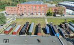 01 1104 zwischen den Fahrzeugen des VBV in Braunschweig. Der Verein pflegt, wartet und restauriert dort die vereinseigenen Fahrzeuge. Im Hintergrund ist die ehemalige Dampflokrichthalle zu sehen, die heute von der Fa. Alstom genutzt wird. (21.09.2024) <i>Foto: Joachim Schmidt</i>