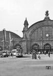 Der 1936 aus einem Beiwagen der Baureihe F entstandene CF-Tw 44 mit einem Beiwagen auf die Linie 15 am Frankfurter Hauptbahnhof. (1950) <i>Foto: Detlev Luckmann</i>