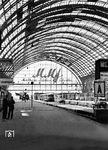 Aus der noch glaslosen Halle des Frankfurter Hauptpersonenbahnhofs fährt ein VT 36. (1950) <i>Foto: Detlev Luckmann</i>