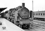 38 2376 vom Bw Hagen-Eckesey wartet im Bahnhof Göttingen vor dem E 418 nach Oberhausen auf die Abfahrt. (1950) <i>Foto: Detlev Luckmann</i>