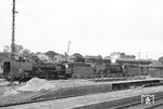 Die Treuchtlinger 01 052 leistet einer unbekannten Schwesterlok Vorspann vor dem D 174 nach München im Bahnhof Göttingen. (1950) <i>Foto: Detlev Luckmann</i>