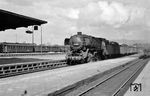 44 207 vom Bw Göttingen Vbf dampft mit einem Güterzug durch den Bahnhof Göttingen. (1952) <i>Foto: Detlev Luckmann</i>