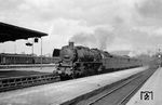 Die vermeintlich blau lackierte 01 1087 vom Bw Bebra fährt mit dem D 284 (Hamburg-Altona - Frankfurt/M) in Göttingen ein. (1952) <i>Foto: Detlev Luckmann</i>