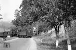 50 013 vom Bw Northeim/Han passiert mit einem Sonderzug nach St. Andreasberg den (heute nicht mehr vorhandenen) Bü der Bundesstraße 27 bei Scharzfeld. (1952) <i>Foto: Detlev Luckmann</i>